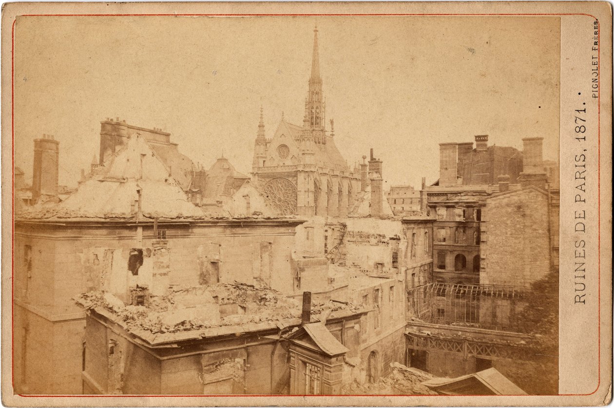 Kommune von Paris: Blick auf die Ruinen des Palais de Justice und der Sainte Chapelle in Paris im Mai 1871. Fotografie der Brüder Pignolet. Maße 16,3X10,8 cm von Unbekannter Künstler