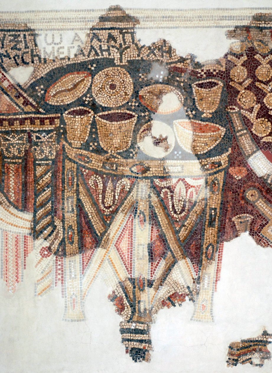 Detail eines Mosaikbodens, der den Opfertisch mit Bechern, Schalen und Broten aus der Samaritaner-Synagoge in El-Khirbe, Westjordanland, 4. Jahrhundert n. Chr. darstellt von Unbekannt