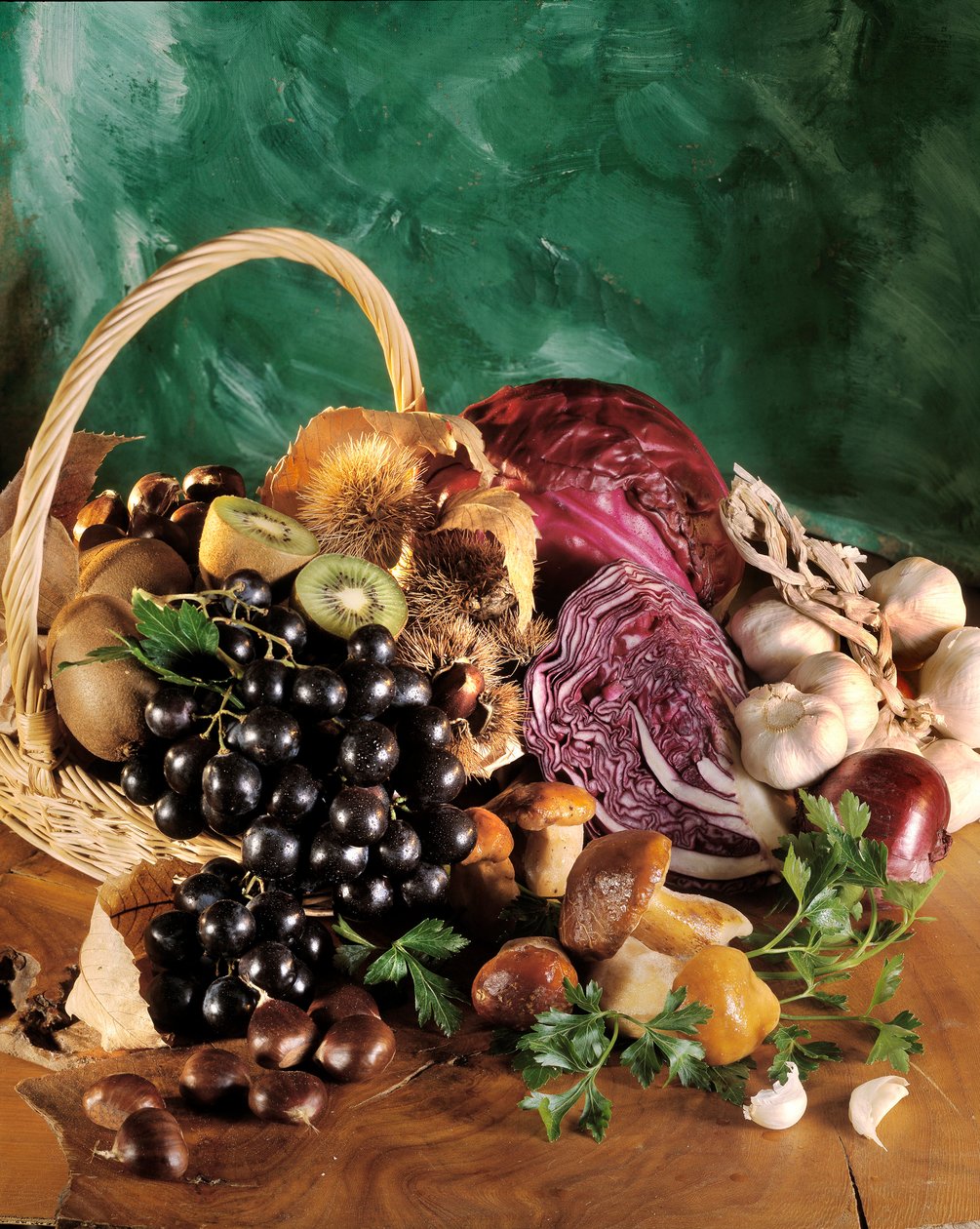 Diät: Stillleben mit schwarzen Trauben, Knoblauch, Zwiebel, Knoblauchzehe, Petersilie, Pilz, Kastanie, Kiwi und Rotkohl. von William M. Timlin