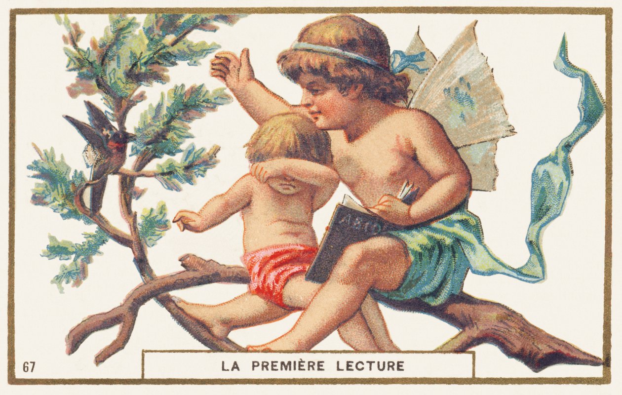Erste Lesung, weißer Hintergrund. Werbechromolithografie, die zwei Kinder zeigt, die auf einem Ast sitzen. Das größte, mit Flügeln am Rücken (ein Engel?), hält ein Abecedarium in einer Hand offen; mit der anderen Hand will es einen Vogel verjagen, der das  von Unbekannter Künstler