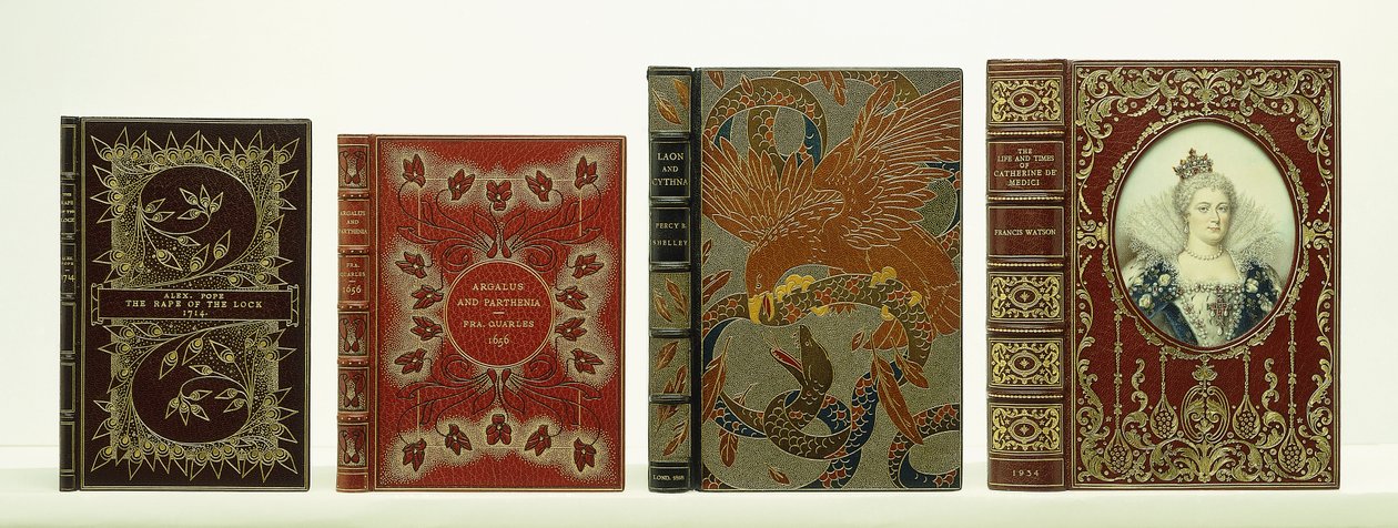 Vier Buchumschläge mit Einband von Riviere & Sons, darunter "The Life and Times of Catherine de
