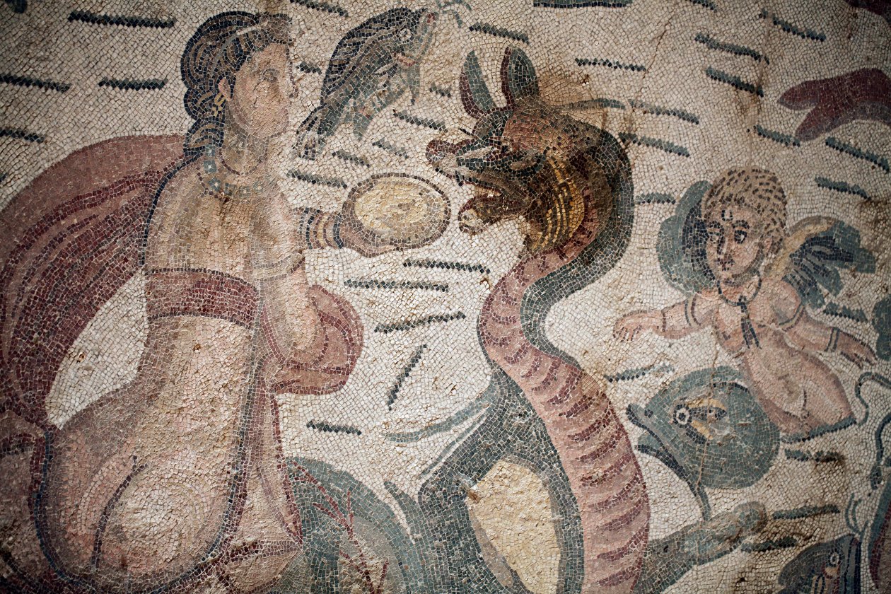 Halle des Arion. Meereslandschaft. Meereskreaturen. Nereiden und Tritonen. 3. - 4. Jahrhundert. Römische Villa del Casale, Sizilien. UNESCO-Weltkulturerbe. von William M. Timlin