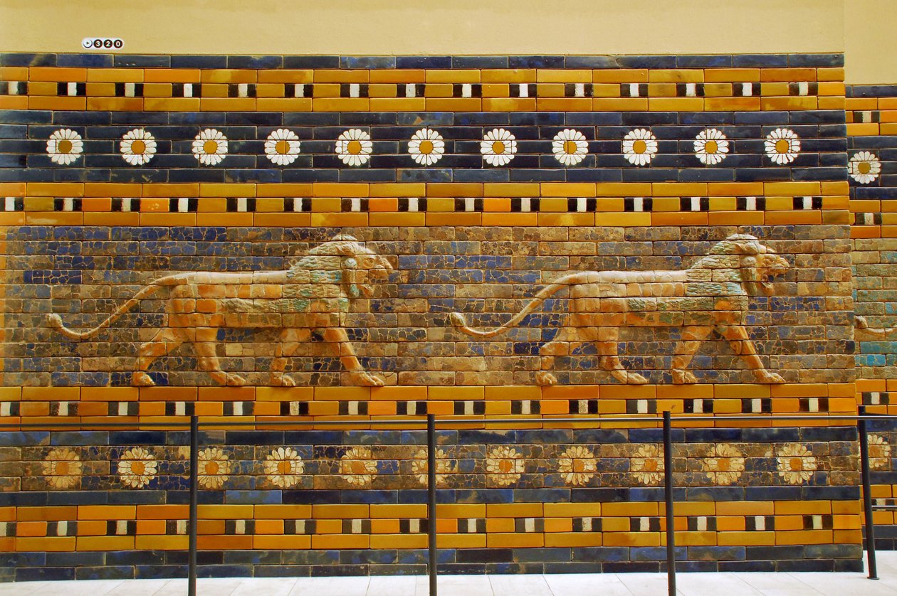 Ischtar-Tor, ursprünglich zum Tempel des Bel gehörend, erbaut in Babylon (Irak) von König Nebukadnezar II. - Ischtar-Tor Prozessionsstraße Pergamonmuseum, Museumsinsel, Berlin, Deutschland von Unbekannter Künstler