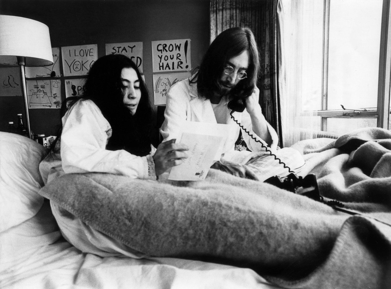 John Lennon und Yoko Ono im Hilton Hotel in Amsterdam, 25. März 1969 (s/w Foto) von Unbekannt