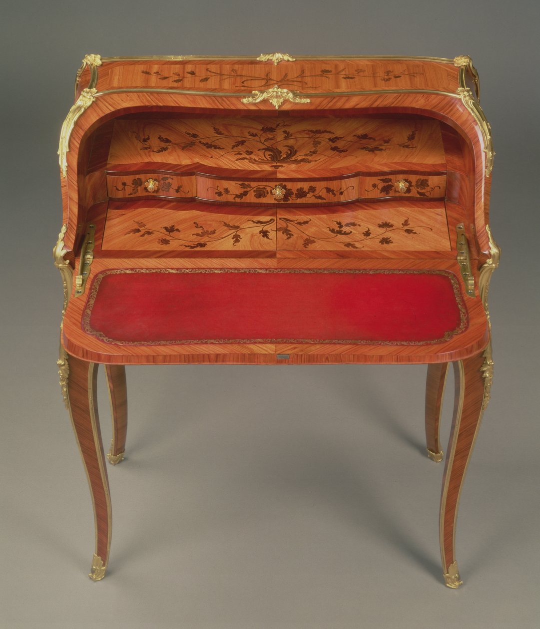 Louis XV Damenschreibtisch mit Blumenmarketerie und vergoldeten Beschlägen, von Bernard II van Risenburgh (tätig 1730-65/6), ca. 1750 von Unbekannt