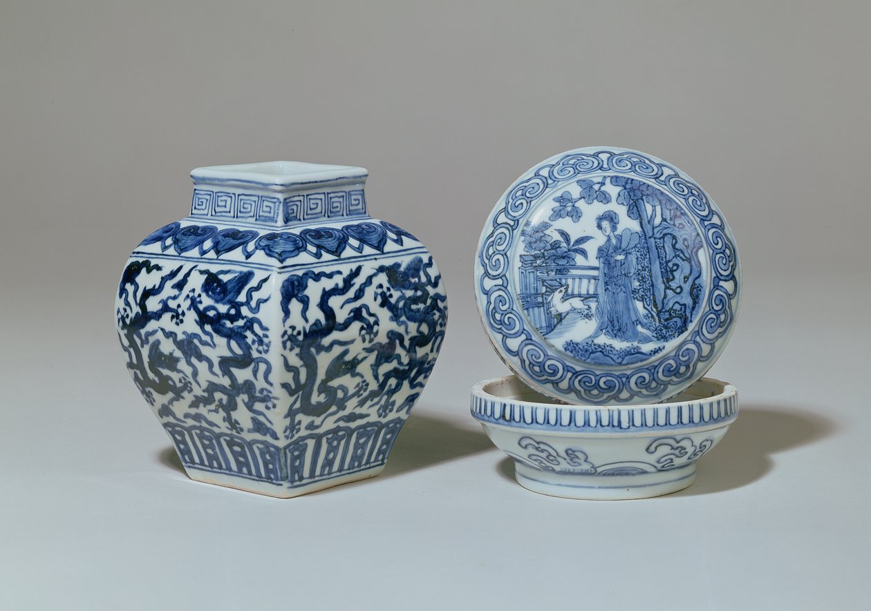 Ming blau-weiße quadratische Balustervase und runde Dose, Chia Ching Periode (1522-66) von Unbekannt