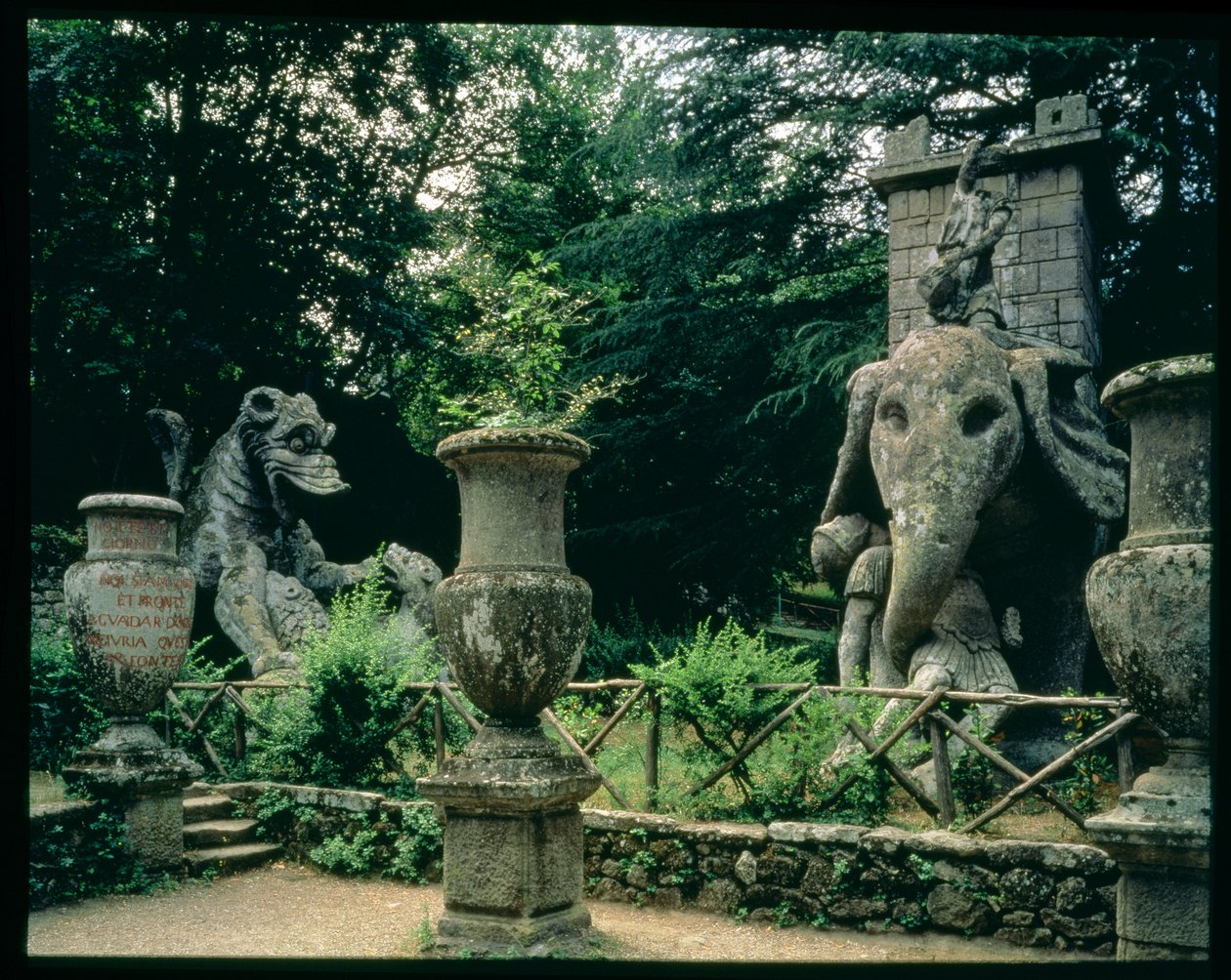 Einer von Hannibals Elefanten und ein Drache kämpfen mit einem Löwen, Skulpturen aus den Gärten des Parco dei Mostri (Monsterpark), angelegt zwischen 1550-63 vom Herzog von Orsini, nach Entwürfen von Giacomo Barozzi da Vignola (1507-73) von Unbekannt