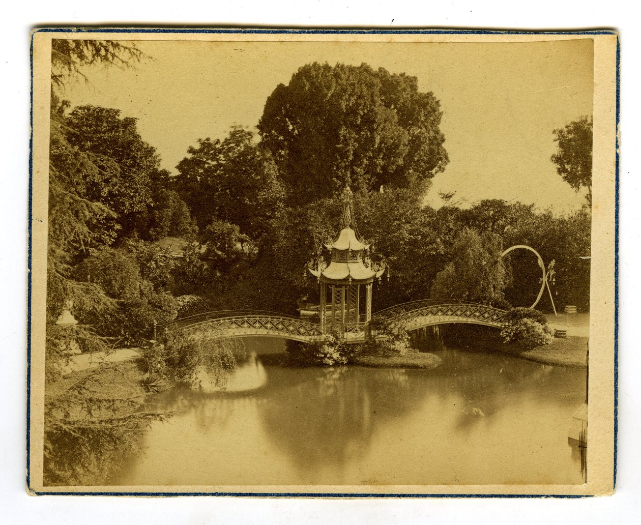 Orleans, Loiret (45), Centre, Frankreich, Pavillon und chinesische Brücke in einem Park in Orleans von Unbekannter Künstler