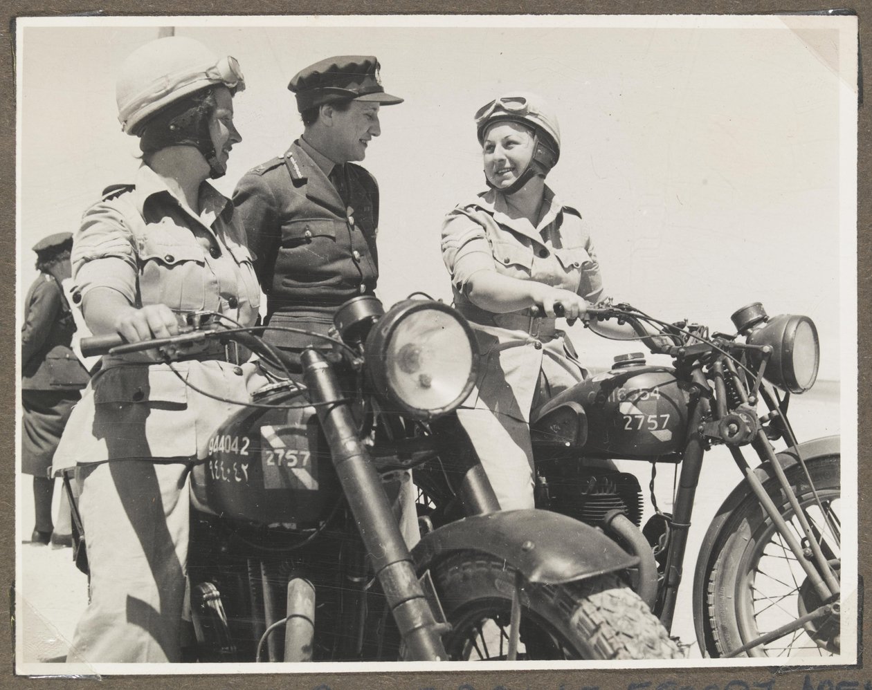 Fotografie aus einem Album mit 65 Fotografien, die sich auf den Auxiliary Territorial Service und die britischen Streitkräfte im Nahen Osten beziehen von Unbekannt