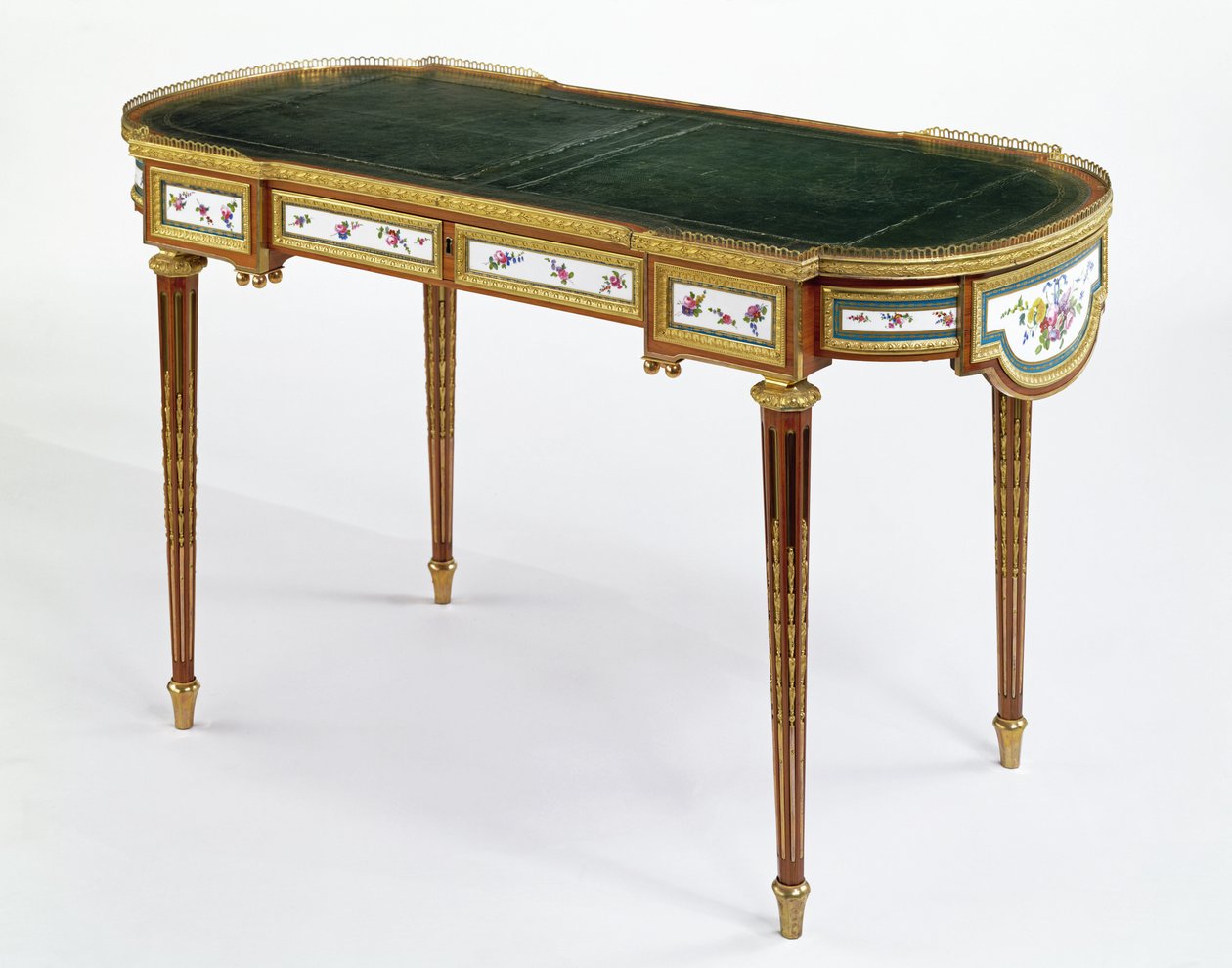 Porzellanmontierter Schreibtisch, datiert 1778, für die russische Kaiserin Maria Feodorovna von Martin Carlin von Unbekannt