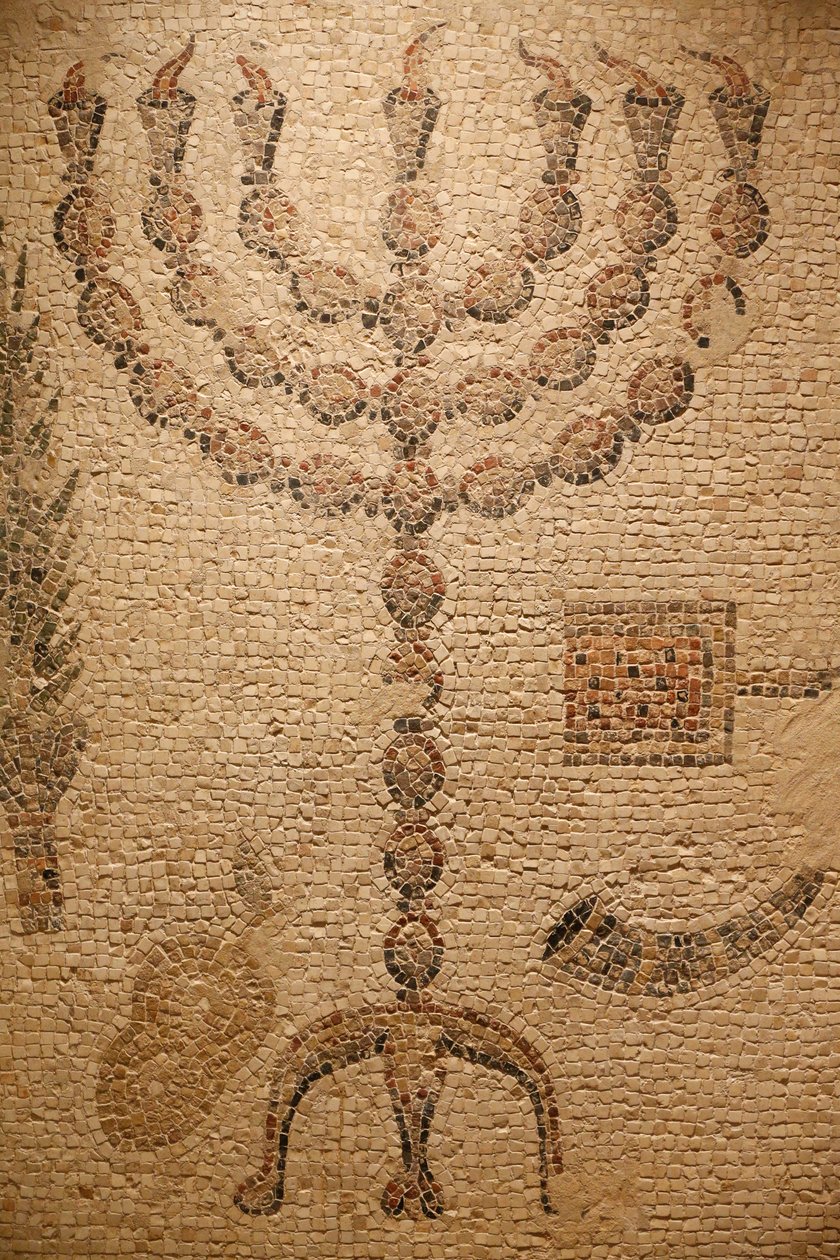 Teil eines Synagogen-Mosaikbodens (Replik) - Original: Beth Alpha Synagoge, Israel - 6. Jahrhundert n. Chr. - Menora - Das Jüdische Museum, New York, Vereinigte Staaten von Unbekannt