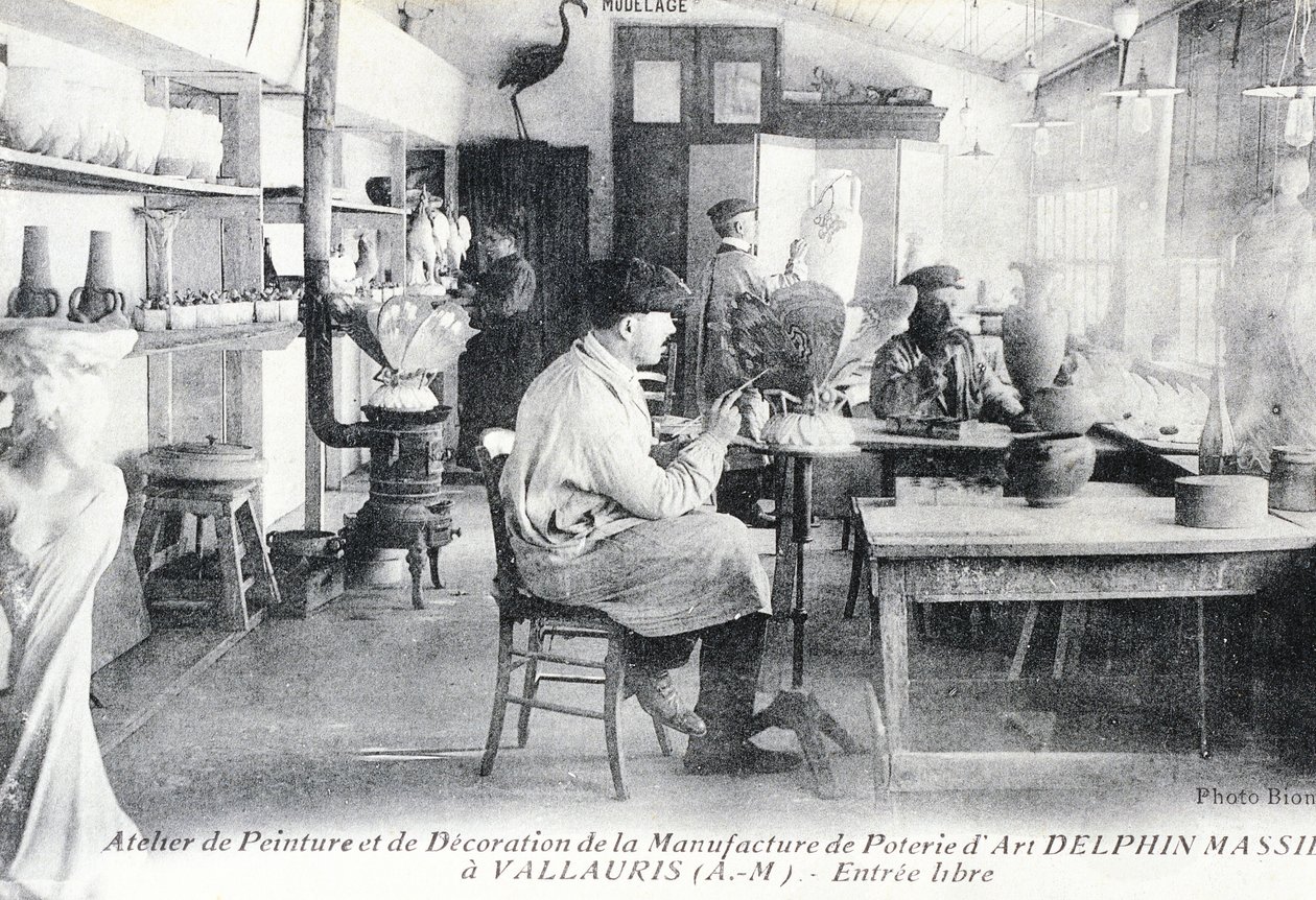 Postkarte, die Handwerker bei der Herstellung von Delphin Massier Kunstkeramik in Vallauris zeigt von Benjamin Baud