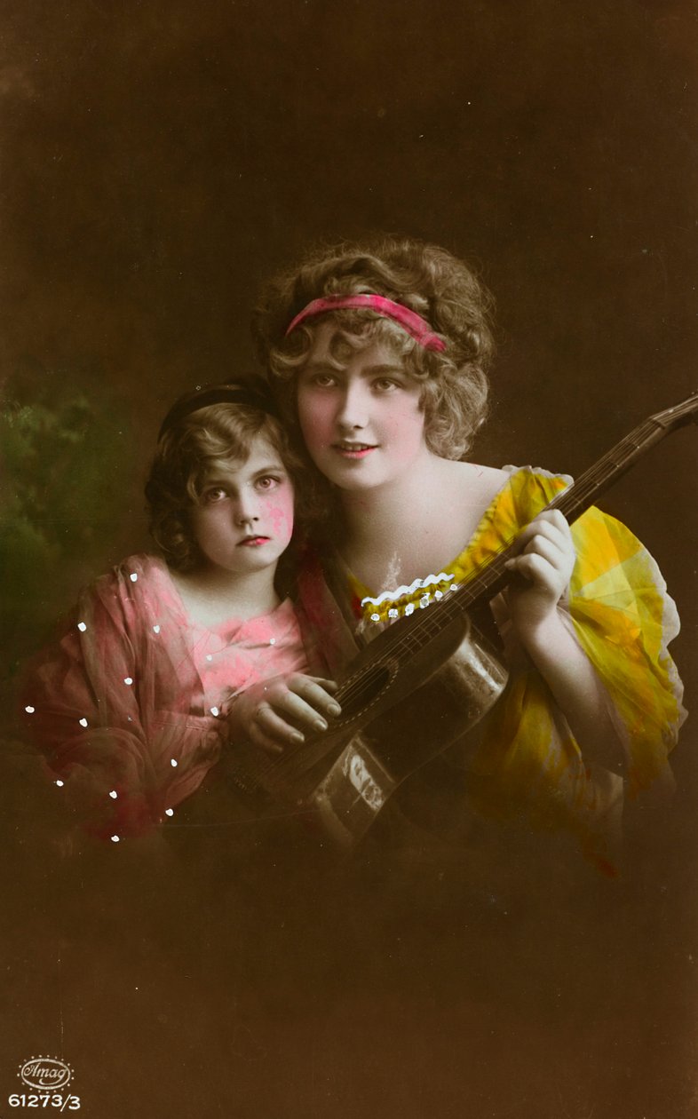 Postkarte, die zwei Frauen mit einer Gitarre zeigt, "Album para Tarjetas postales" von Unbekannter Künstler