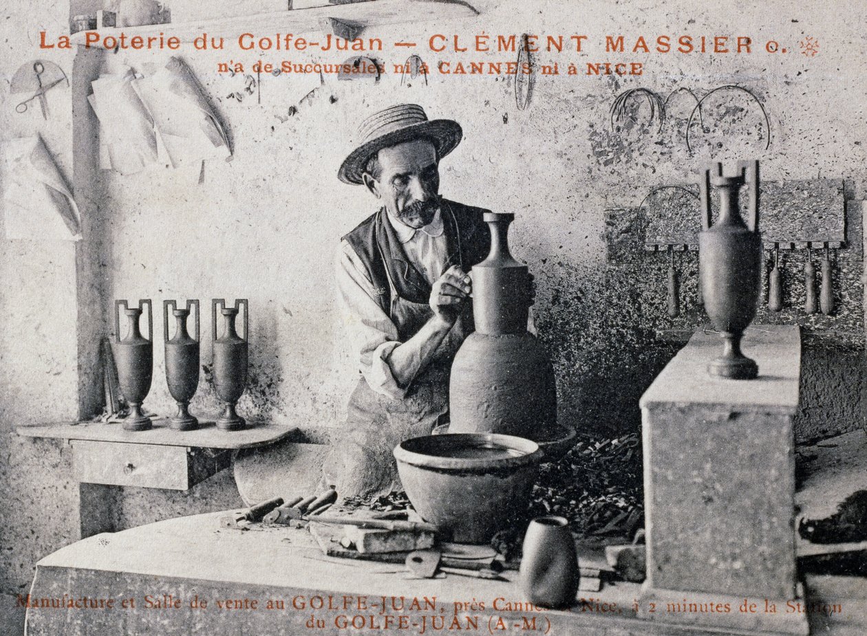 Postkarte mit Clement Massier (1844-1917), Meistertöpfer der Poterie de Golf-Juan bei der Arbeit in seinem Atelier, Frankreich, 20. Jahrhundert von William M. Timlin