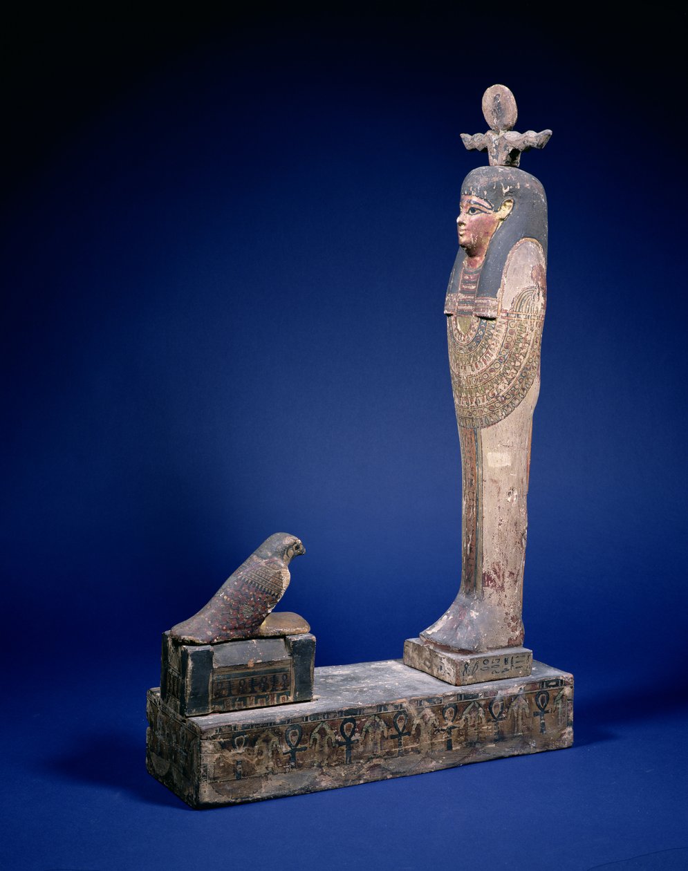 Ptah-Soker-Osiris-Figur, die auf einem Sockel steht und einem Sarkophag mit einem Horusfalken gegenübersteht, Grabobjekt, ägyptisch, ptolemäische Zeit, ca. 200 v. Chr. von Unbekannt