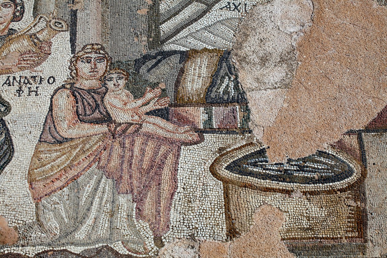Darstellung des neugeborenen Achilles mit seiner Amme Anatrophe und Ambrosia, Symbol der Götterspeise und Unsterblichkeit, die Wasser in einem goldenen Krug bringt - Detail des Panels, das das erste Bad des Achilles darstellt - Paphos-Mosaiken, Villa des T von Unbekannt