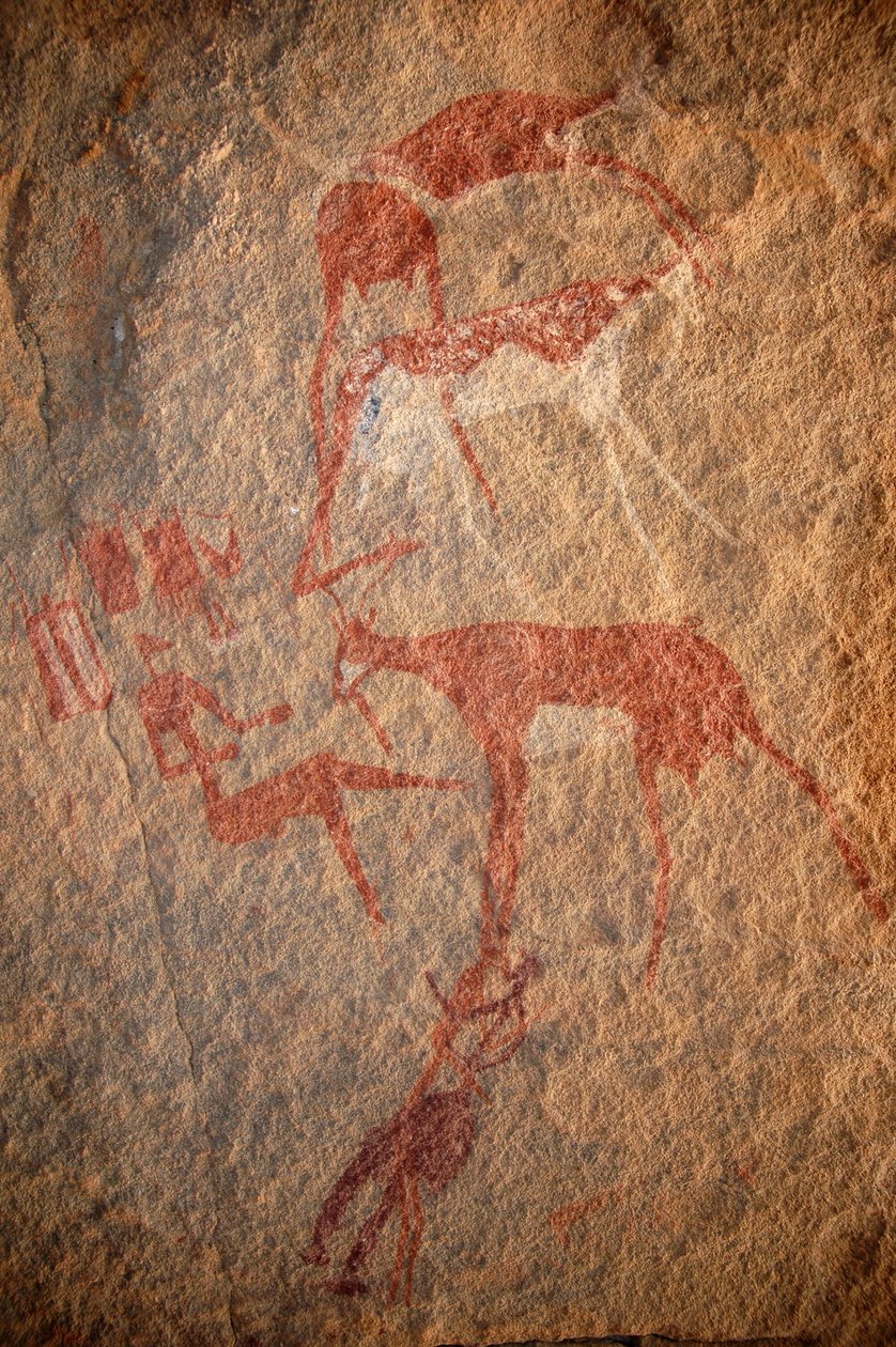 Felskunst, Vorgeschichte: Felsmalerei von Figuren, Rindern und „Guerbas“ (Häuten) in einem verzierten Schutzraum im Uweinat-Massiv, Sudan. Zeitraum von 8000 bis 3000 v. Chr. Fotografie von Unbekannt