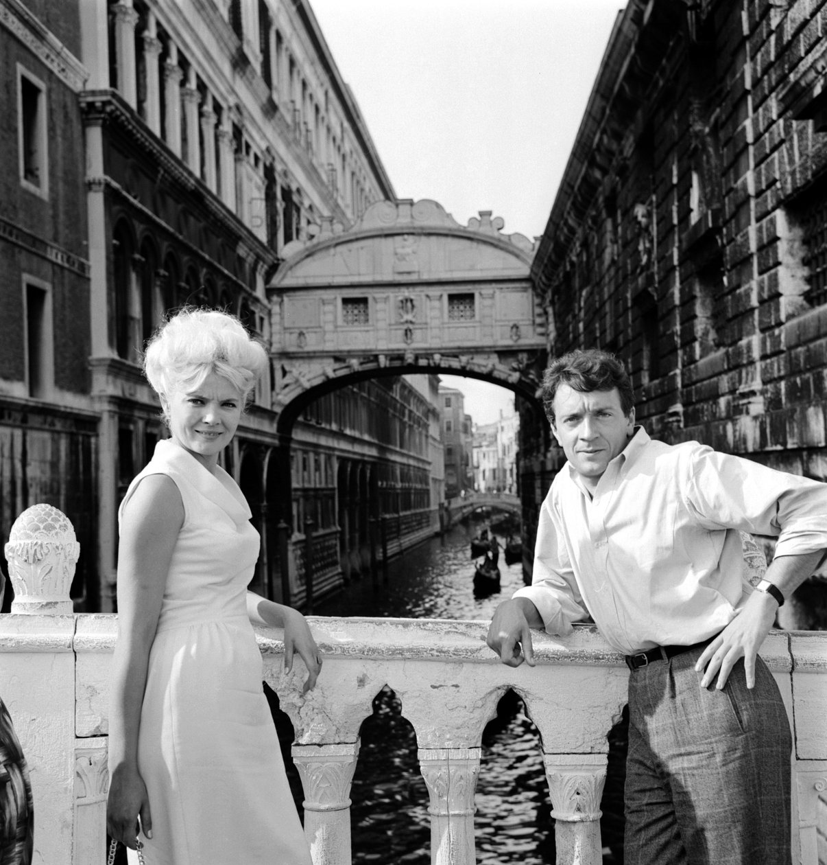 Die Schauspielerin Corinne Marchand mit dem Schauspieler Jean-Pierre Cassel - Venedig - 1963 von Unbekannt