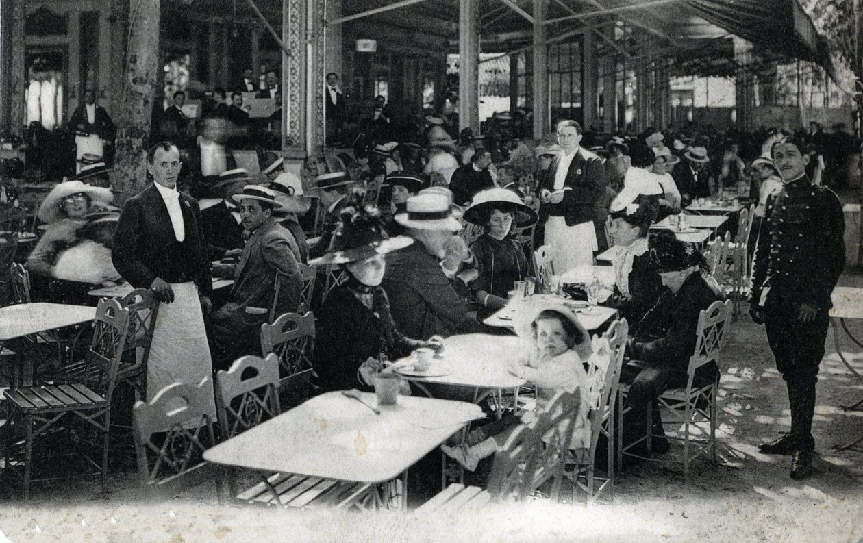 Thermal Tourismus: Blick auf ein Restaurant in Vichy und seine Kurgäste, Allier um 1905. von Unbekannter Künstler