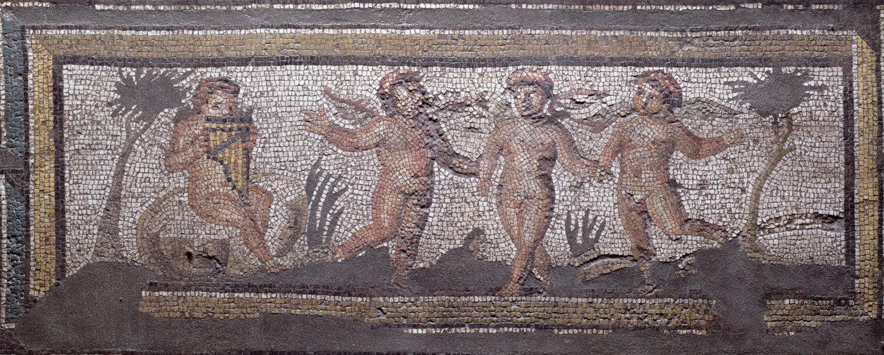 Drei tanzende Putti begleitet von einem, der die Panflöte spielt, Randdetail eines Mosaikbodens, der die Jahreszeiten und Jagdszenen aus der konstantinischen Villa in Daphne darstellt, römisch, ca. 325-330 n. Chr. von Unbekannt