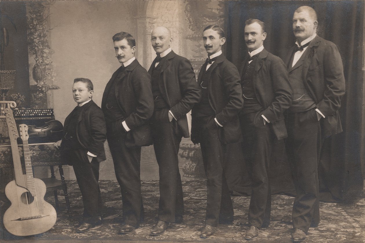Unidentifiziertes Schrammel-Sextett, ca. 1910 von Unbekannter Künstler