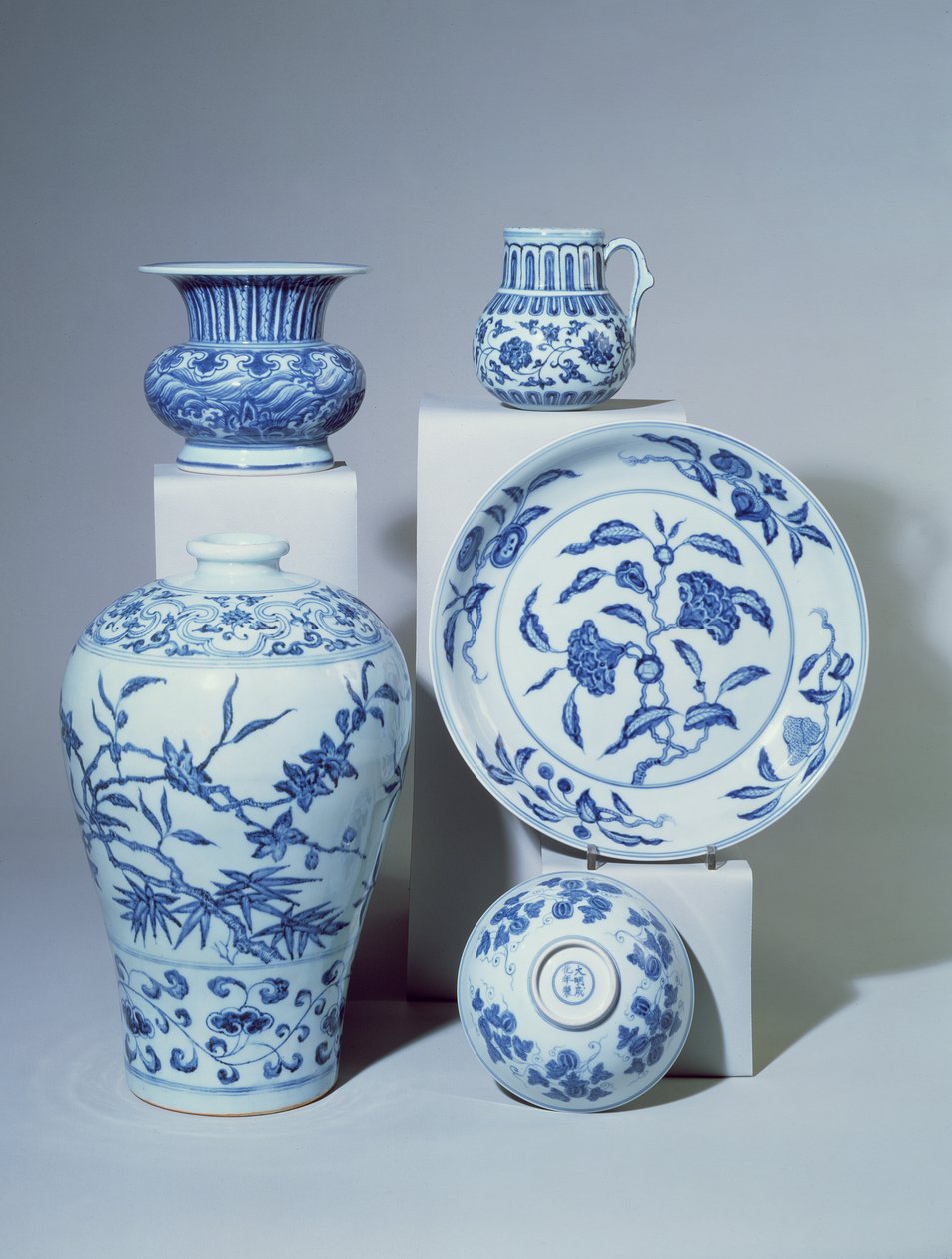 Vase, Schale, Teller und zwei kleine Vasen, Ming von Unbekannt