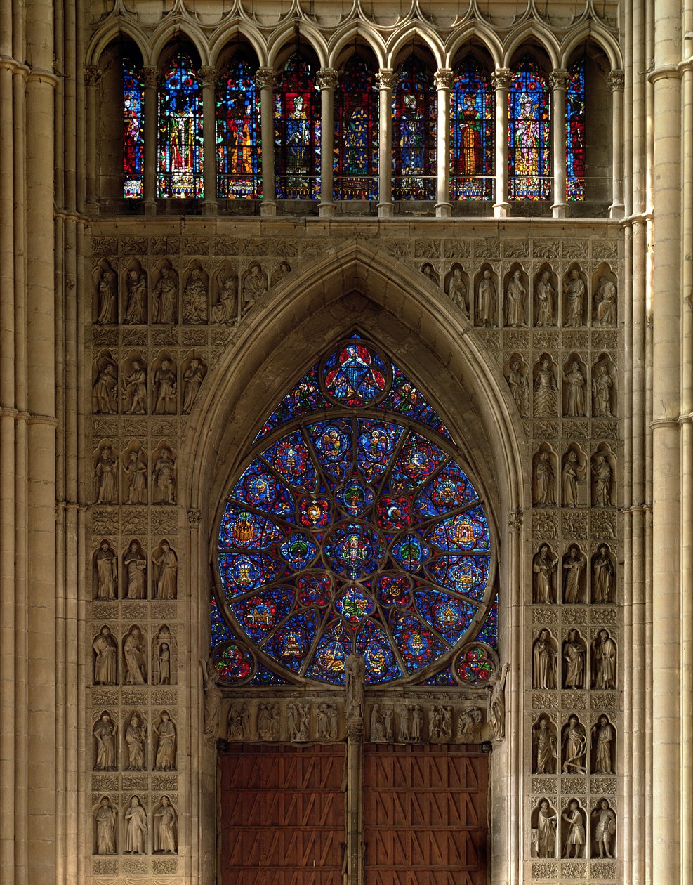 Blick nach Westen vom Kirchenschiff, Rosettenfenster entworfen von Bernard de Soissons, mit umliegenden Statuen von Unbekannt