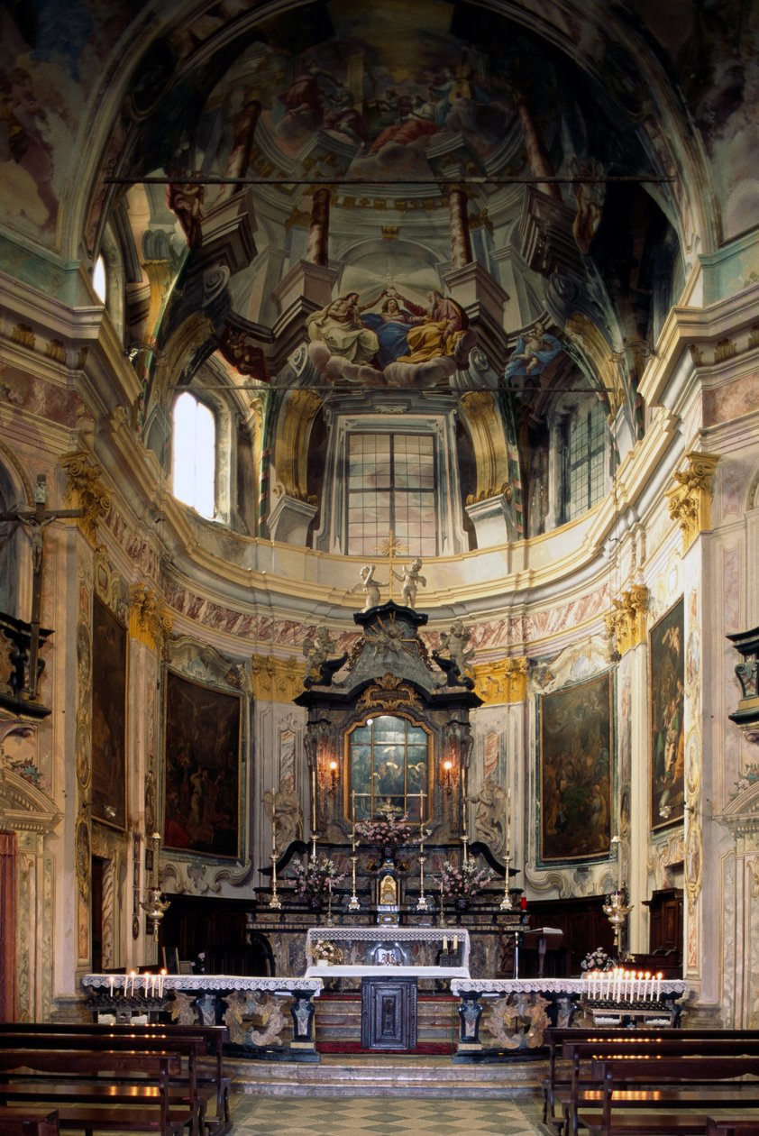 Blick auf Altar und Fresken von Lorenzo Peracino, Heiligtum der Madonna del Sasso, Piemont, Italien von Benjamin Baud