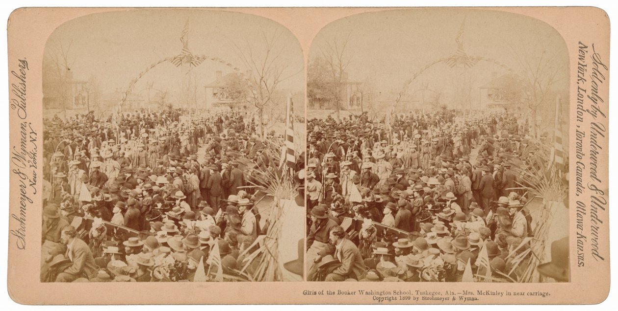 Mädchen der Booker T. Washington Schule, Tuskegee, Alabama, Mrs. McKinley in der Nähe der Kutsche, 1899 von Underwood & Underwood
