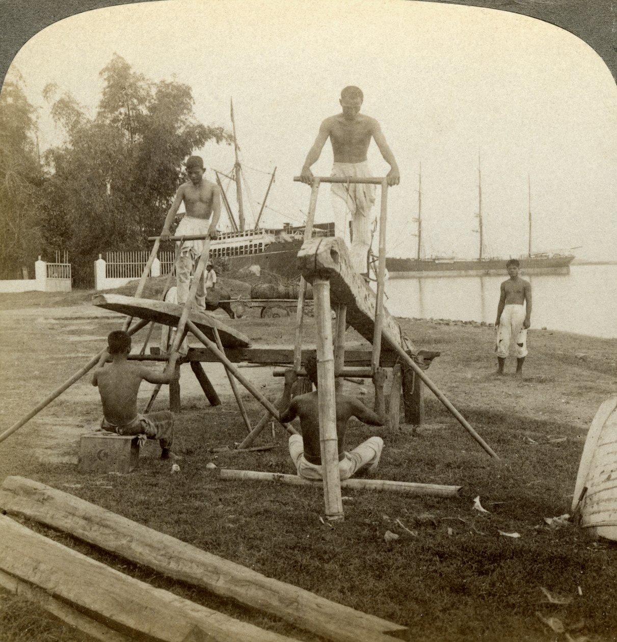 Ein philippinisches Sägewerk, Cebu, Philippinen von Underwood and Underwood