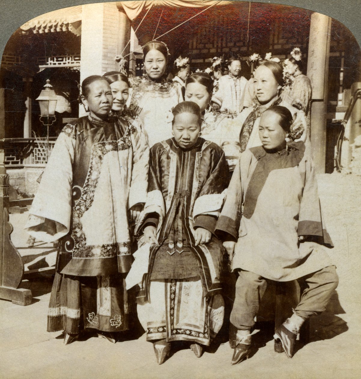 Eine Gruppe von Frauen im Hof eines wohlhabenden chinesischen Hauses, Peking, China, 1902 von Underwood and Underwood