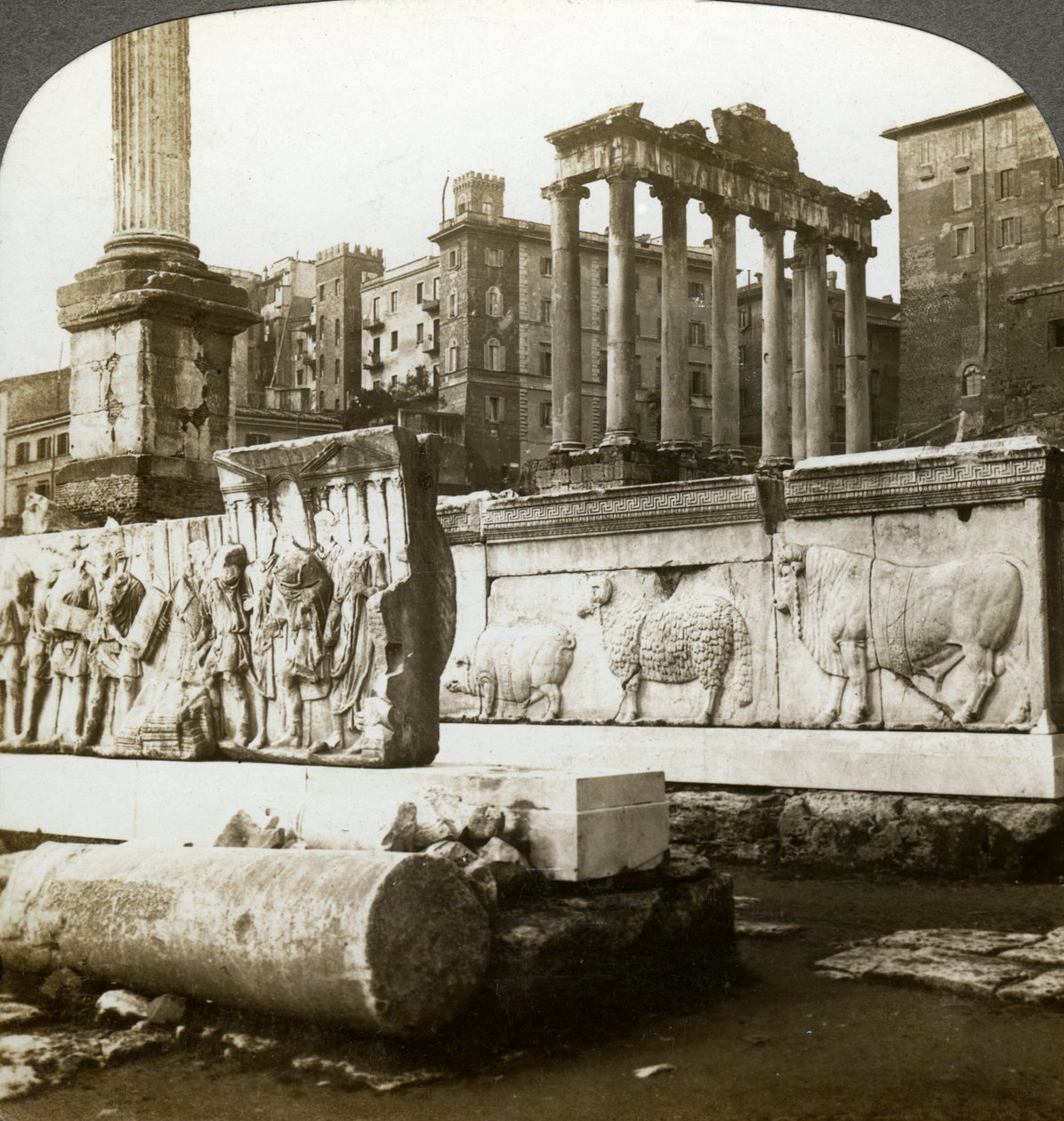 Basreliefs von Trajan und Säule des Phokas im Forum, Rom, Italien von Underwood and Underwood