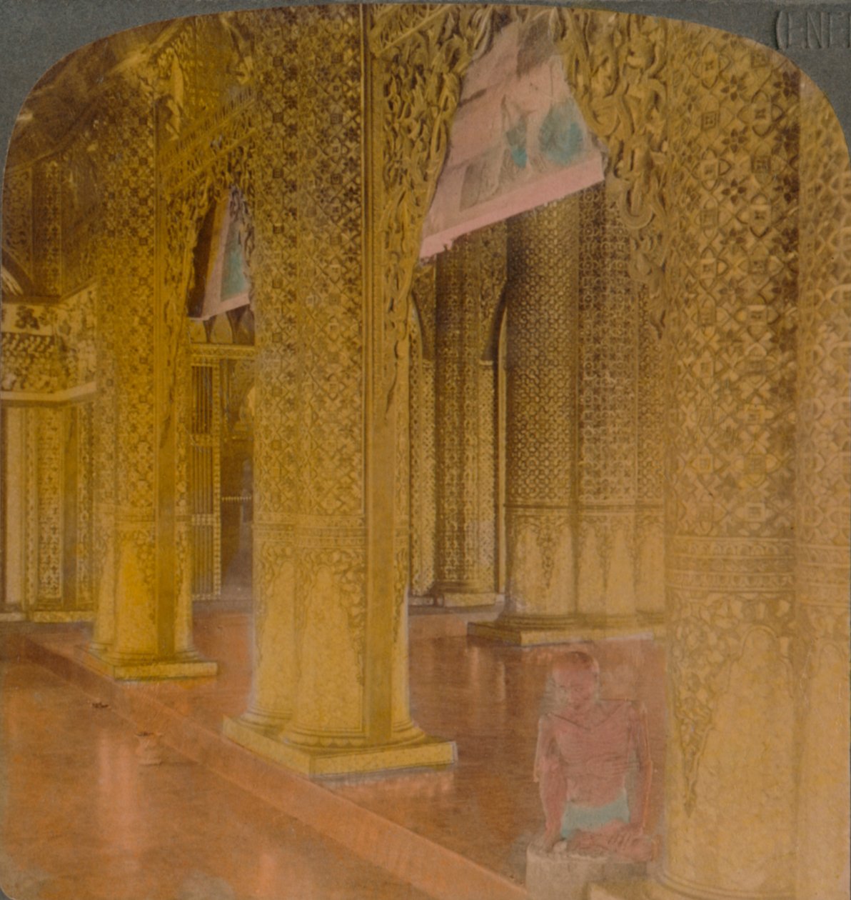 Buddhistischer Tempel mit kostbaren Dekorationen in Gold und Farben, Moulmein, Burma, 1907 von Underwood and Underwood
