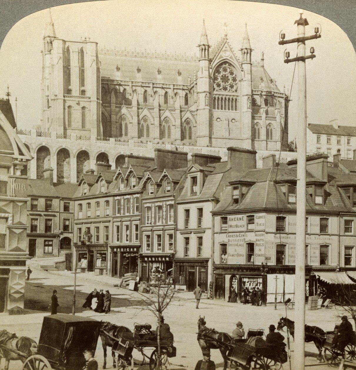 Kathedrale und Hauptstraße, Queenstown, Irland, Ende des 19. Jahrhunderts von Underwood and Underwood
