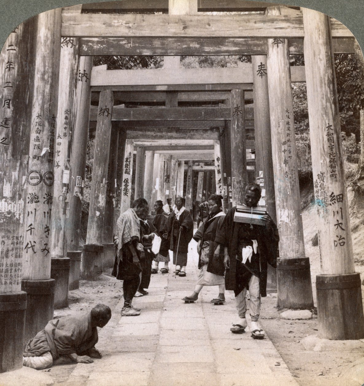 Kommen und Gehen unter langen Reihen heiliger Torii, Shinto-Tempel von Inari, Kyoto, Japan, 1904 von Underwood and Underwood