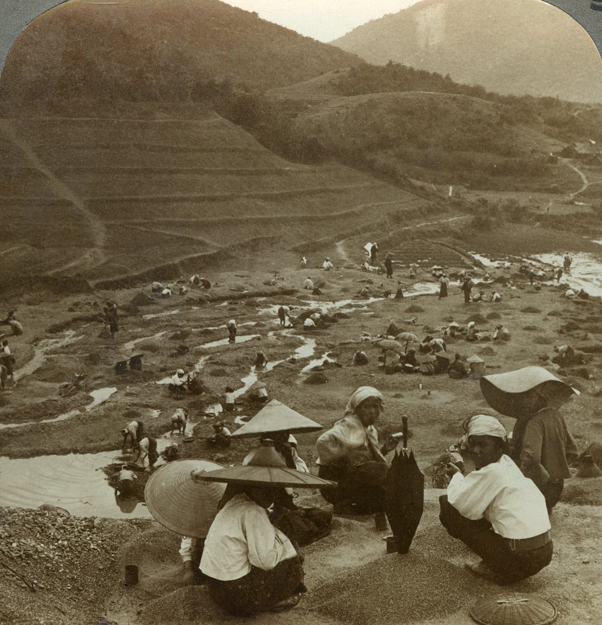 Ausbaggern eines Flussbetts nach Rubinen, Mogok, Burma, um 1900 von Underwood and Underwood
