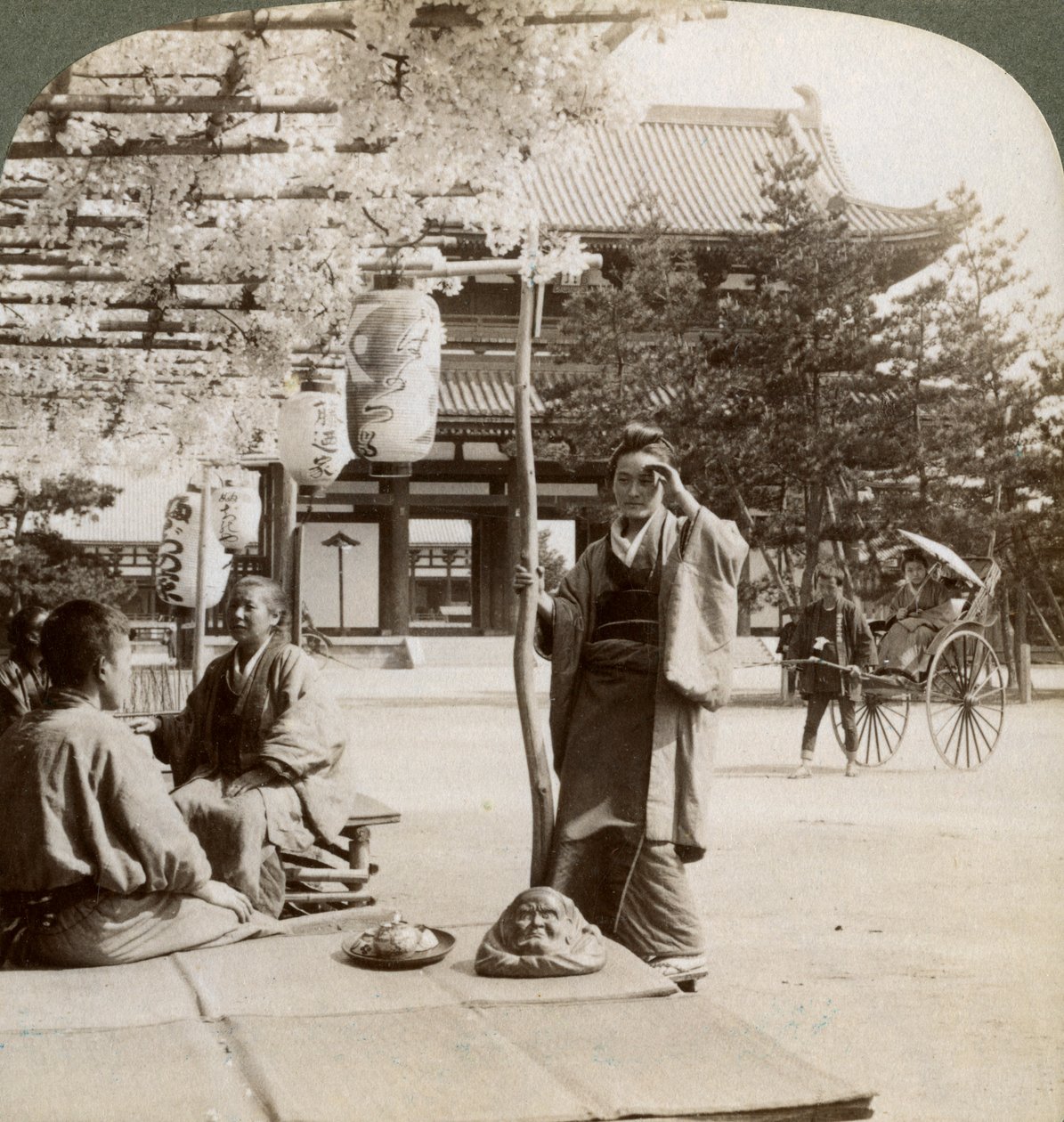 Hängende Wisteria-Büschel über einer Teehause-Veranda, Kyoto, Japan, 1904 von Underwood and Underwood