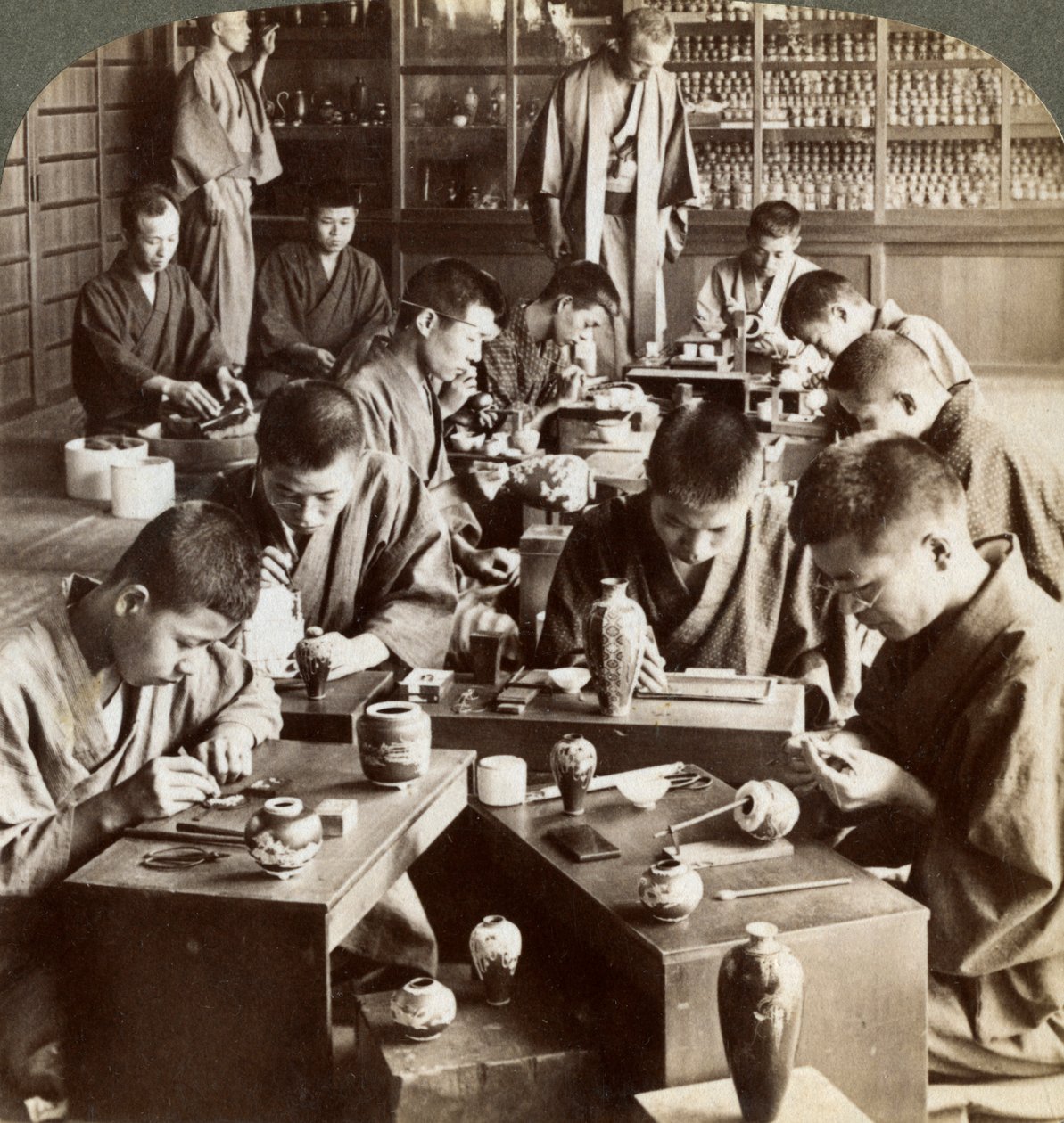 Expertenhandwerker erstellen Designs in Cloisonné, Kyoto, Japan, 1904 von Underwood and Underwood