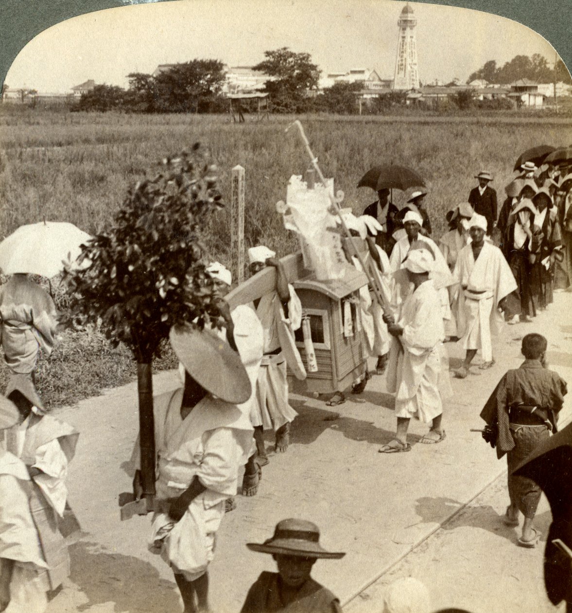 Trauerzug eines reichen Buddhisten, auf dem Weg nach Sakai, Blickrichtung Osaka, Japan, 1904 von Underwood and Underwood