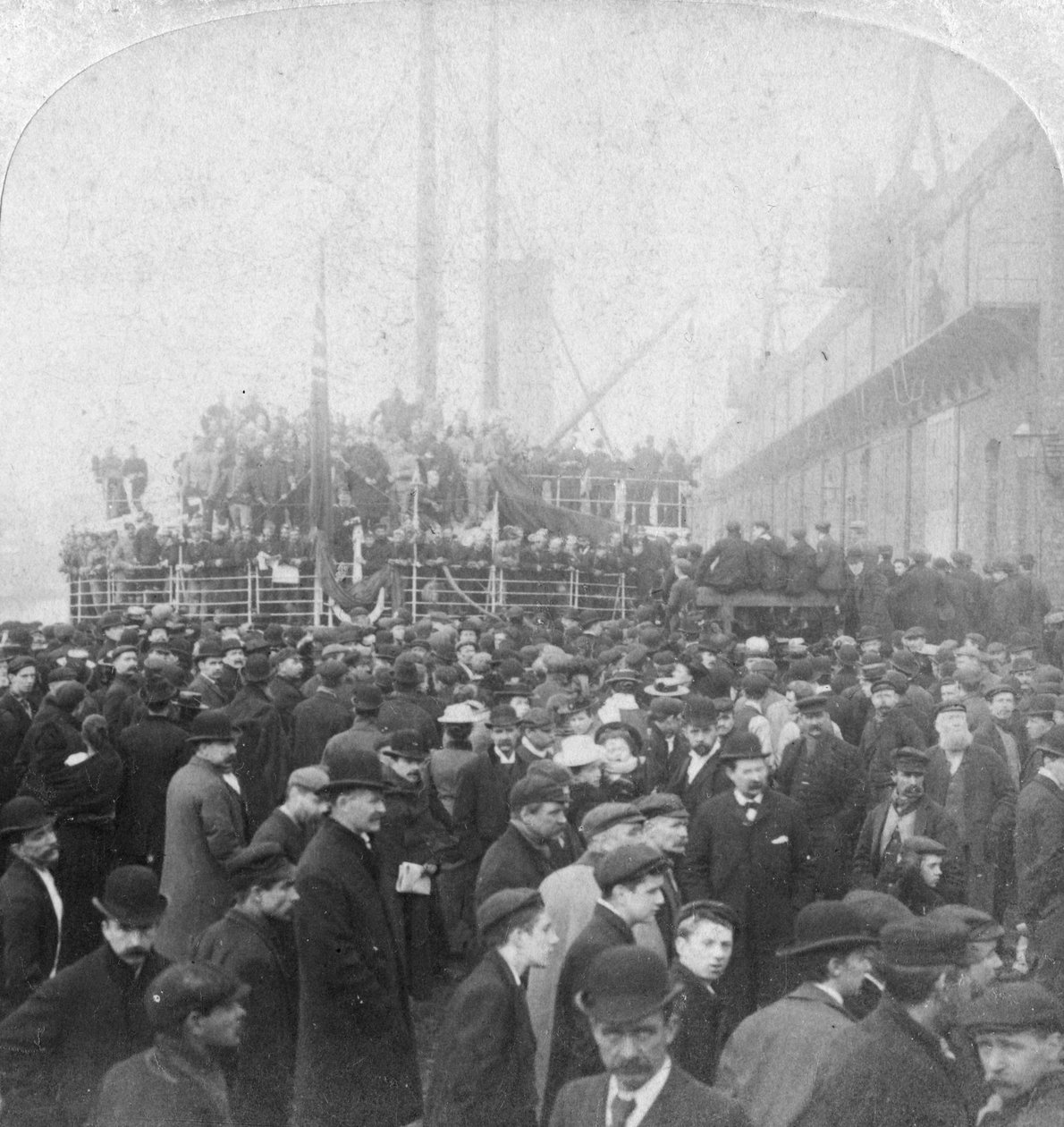 Gordon Highlanders, die nach Südafrika einschiffen, Liverpool, Lancashire, 1899 von Underwood and Underwood