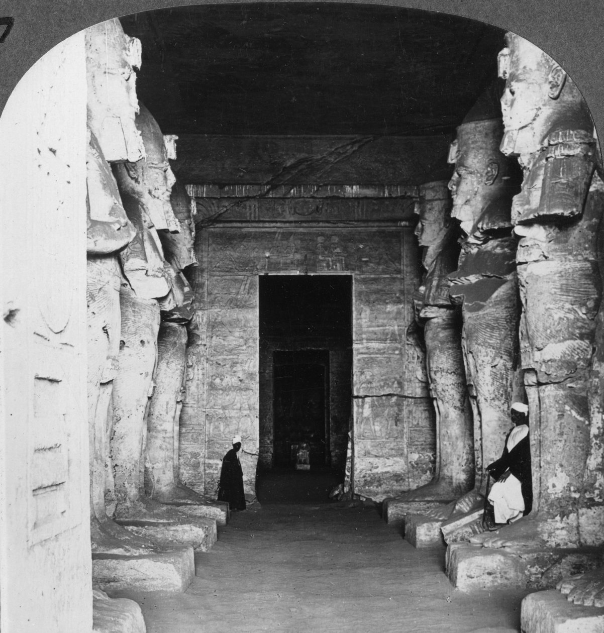 Innenraum des in den Fels gehauenen Tempels von Abu Simbel, Ägypten, 1905 von Underwood and Underwood