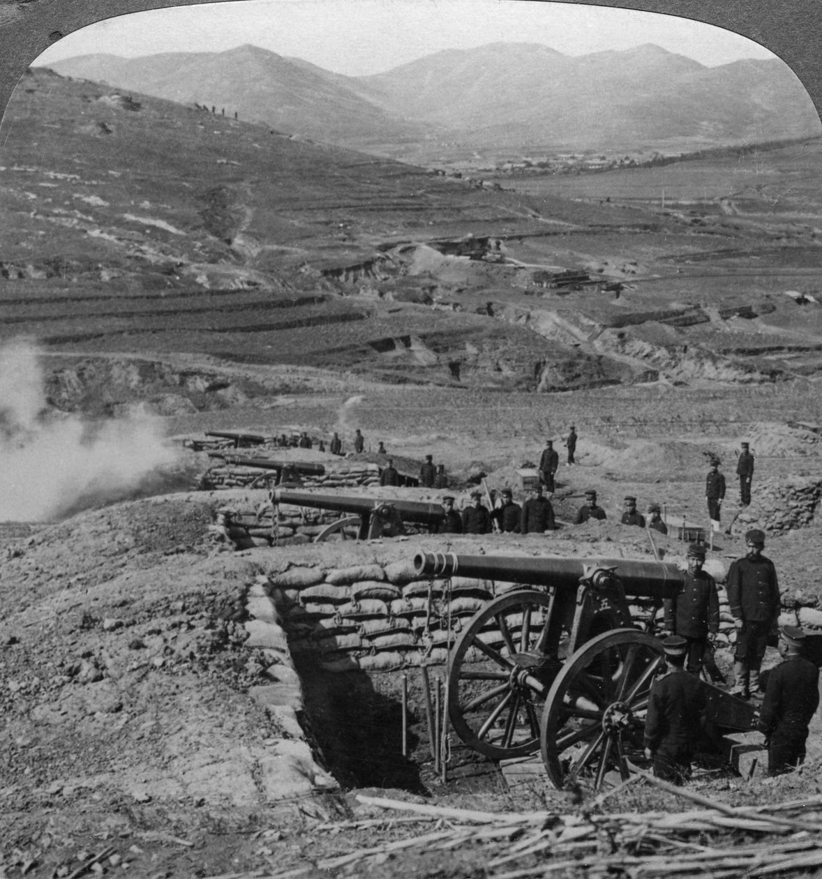 Japanische Batterien beschießen russische Festungen, Belagerung von Port Arthur, Russisch-Japanischer Krieg, 1904-1905 von Underwood and Underwood
