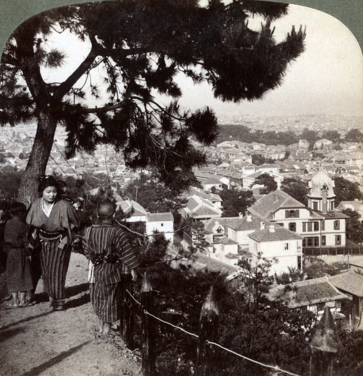 Blick nach Südosten von den mit Kiefern gekrönten Höhen des Suwa-yama über Kobe, Japan, 1904 von Underwood and Underwood
