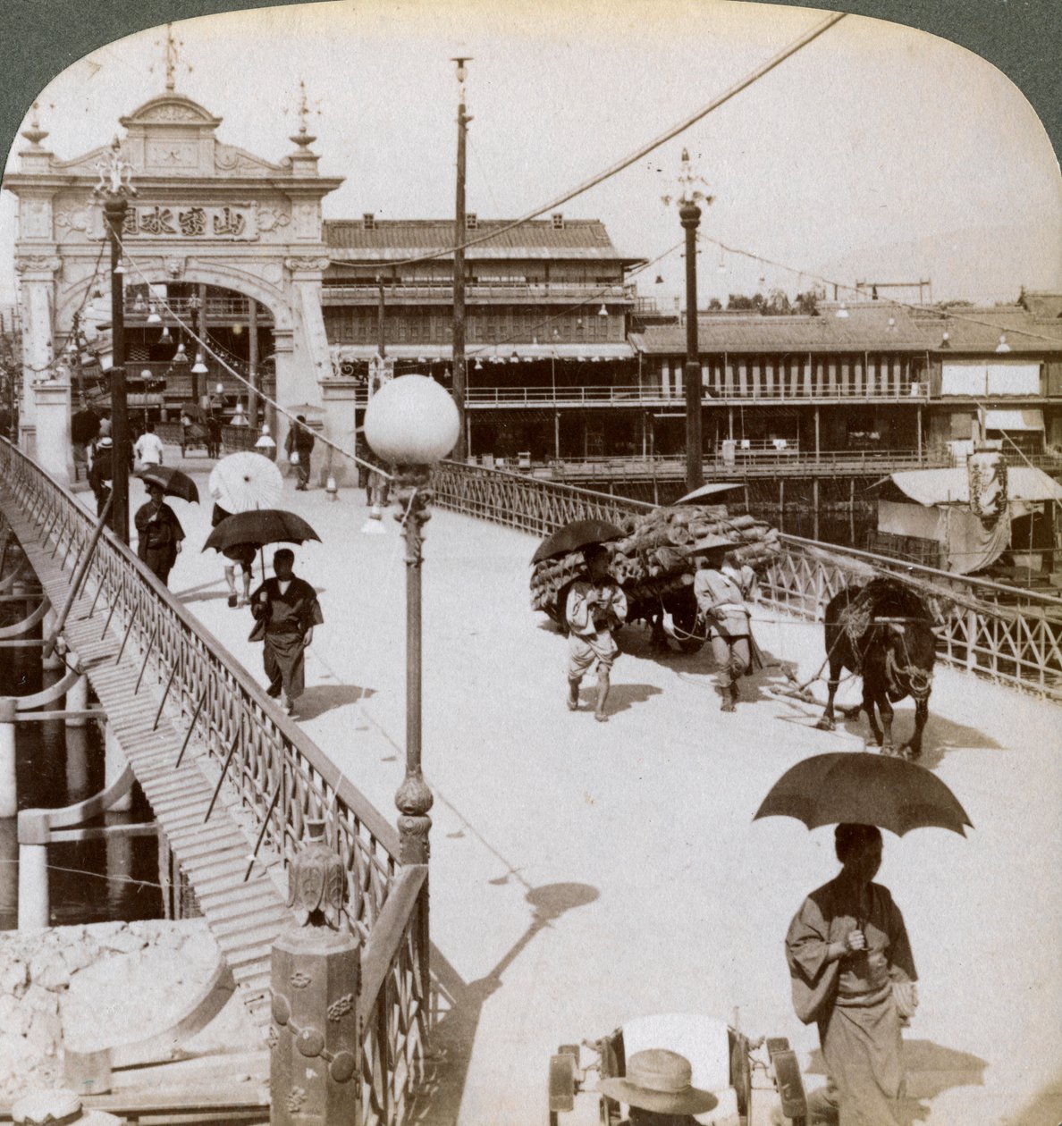 Blick nach Westen über den Kamo-Fluss Kamogawa an der Shijo-Brücke, Kyoto, Japan, 1904 von Underwood and Underwood