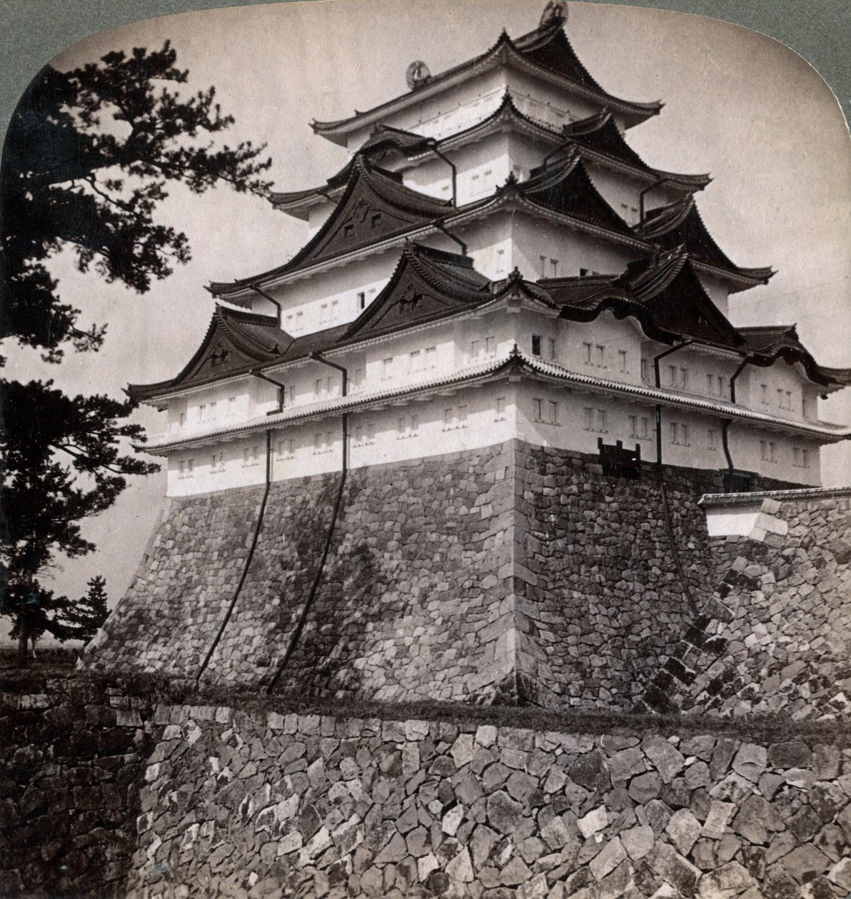 Mittelalterliche Wasserburg japanischer Prinzen, gelegentlich vom Mikado genutzt, Nagoya, Japan, 1896 von Underwood and Underwood