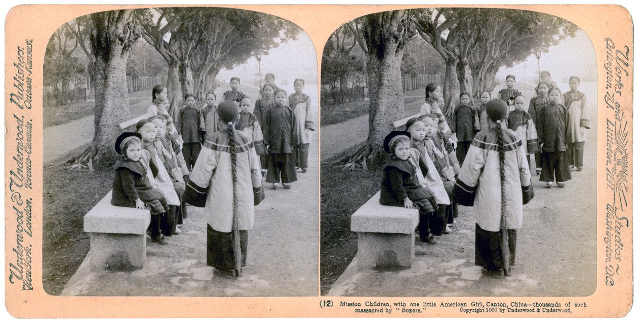 Missionskinder, mit einem kleinen amerikanischen Mädchen, Kanton, China, 1900 von Underwood and Underwood