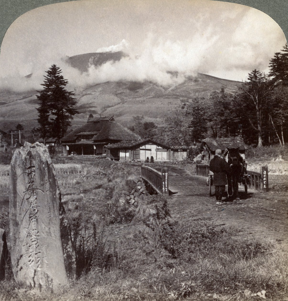 Berg Asama Asamayama, Japans größter aktiver Vulkan, nordwestlich von Katsukake, 1904 von Underwood and Underwood