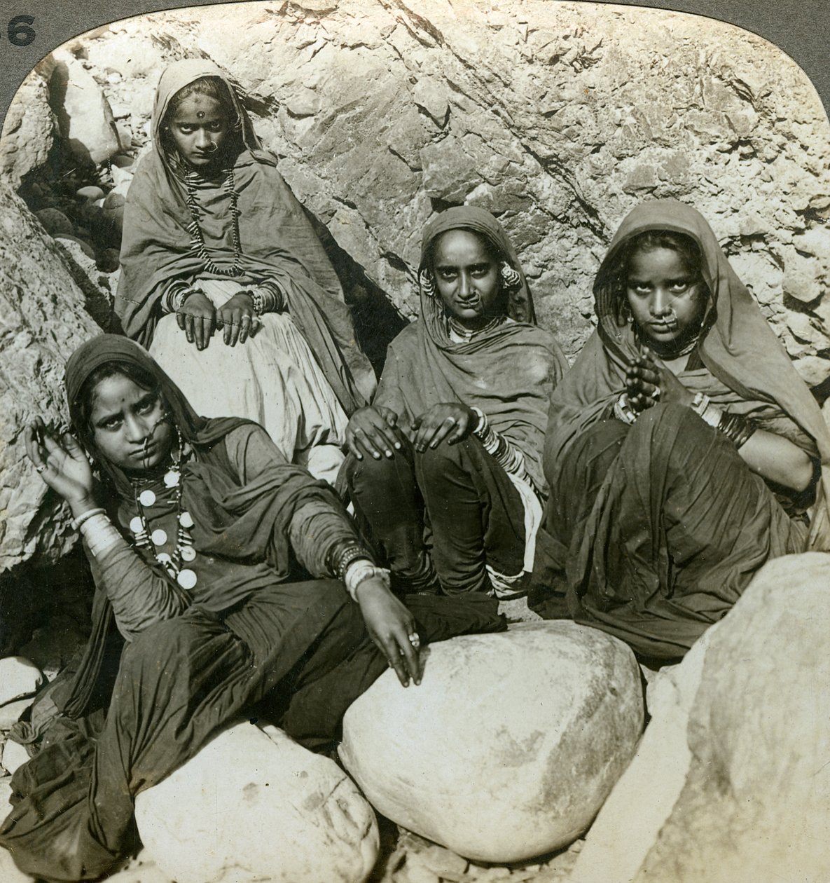 Einheimische Bhujji-Mädchen, Fluss Sutlej, Himalaya, Indien, ca. 1900er von Underwood and Underwood