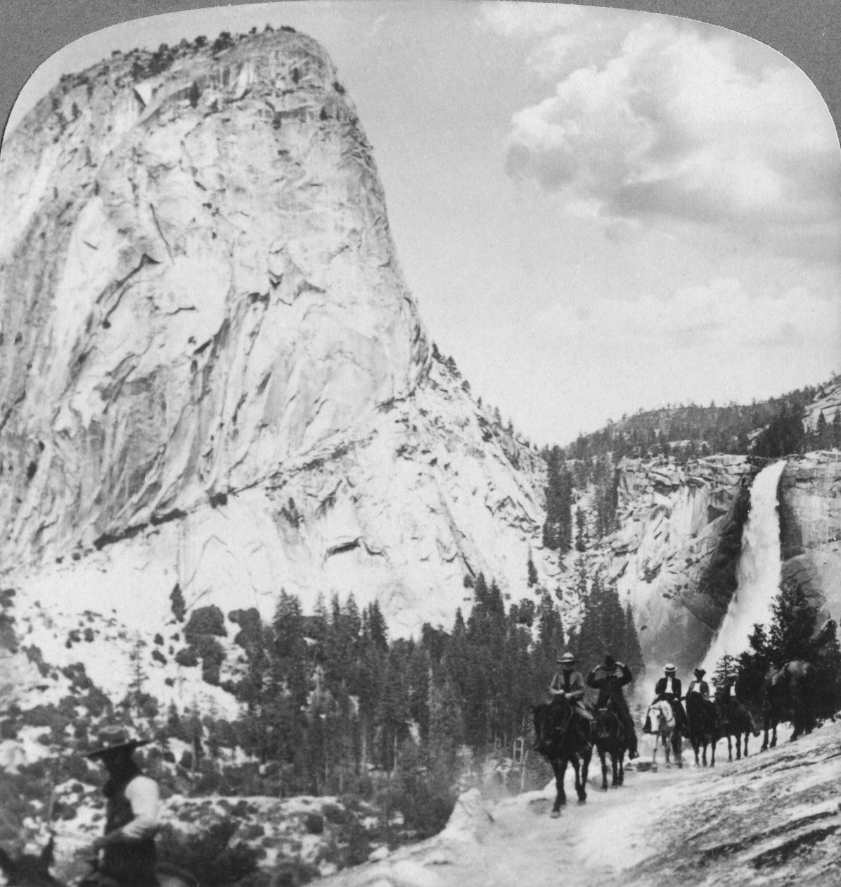 Nevada Falls und Liberty Cap von einem Pfad, Yosemite Valley, Kalifornien, USA, 1902 von Underwood and Underwood