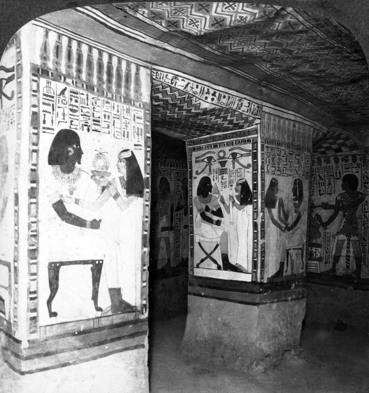 Bemalte Grabkammer in den Felsen der Klippen von Theben, Ägypten, 1905 von Underwood and Underwood